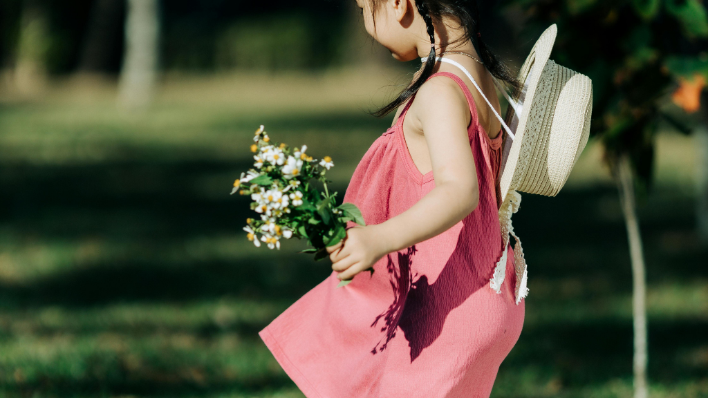 raising happy kids2 child holding flowers
